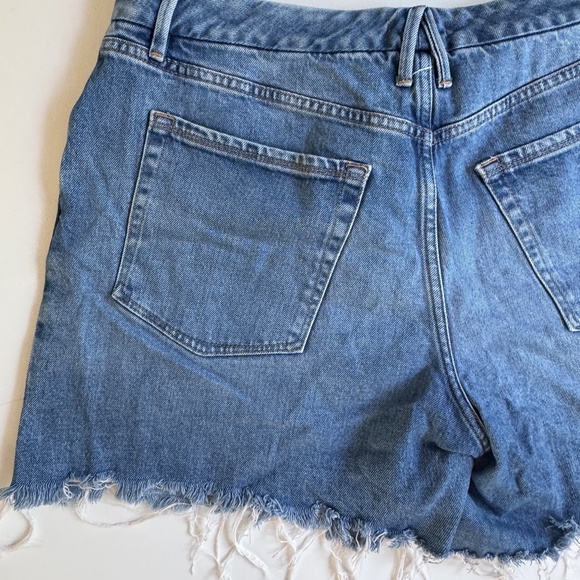 Good American Blue Jean Shorts 90s Icon Bermuda Jorts Size 14/32 - Picture 5 of 8